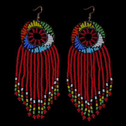 Longues boucles d'oreilles africaines à franges perlées de tradition sud-africaine zouloue. Elles se composent de perles de rocaille rouges et multicolores et mesurent 14,5 cm de long et 4,5 cm de large.