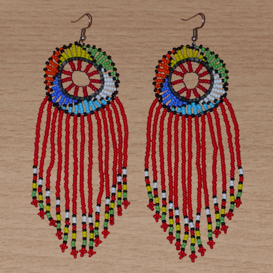 Longues boucles d'oreilles africaines à franges perlées de tradition sud-africaine zouloue. Elles se composent de perles de rocaille rouges et multicolores et mesurent 14,5 cm de long et 4,5 cm de large.