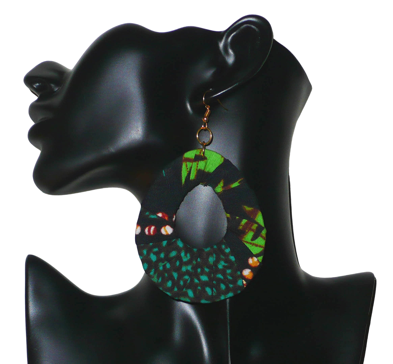 Boucles d'oreilles africaines surdimensionnées composées de bandes de tissu africain principalement vert et noir enroulées sur une structure en forme de gouttes. Elles mesurent 10,5 cm de long et 6,5 cm de large et se portent avec des crochets en acier inoxydable sur des oreilles percées. Les boucles d'oreilles sont ici photographiées sur un mannequin. Timeless Fineries