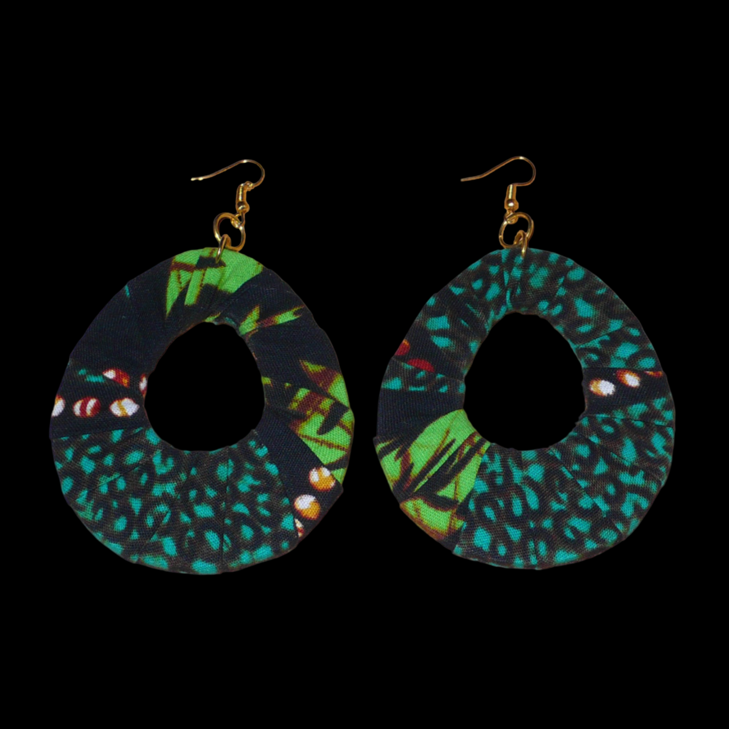 Boucles d'oreilles africaines surdimensionnées en forme de gouttes composées de tissu africain principalement vert et noir. Elles mesurent 10,5 cm de long et 6,5 cm de large et se portent avec des crochets en acier inoxydable sur des oreilles percées. 