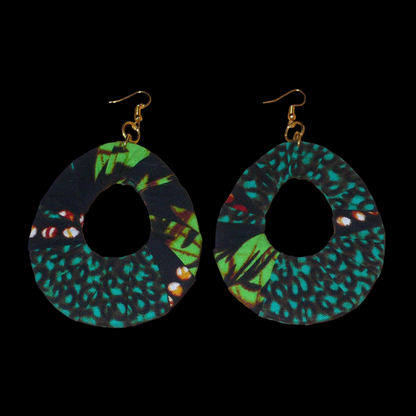 Boucles d'oreilles africaines surdimensionnées en forme de gouttes composées de tissu africain principalement vert et noir. Elles mesurent 10,5 cm de long et 6,5 cm de large et se portent avec des crochets en acier inoxydable sur des oreilles percées. 
