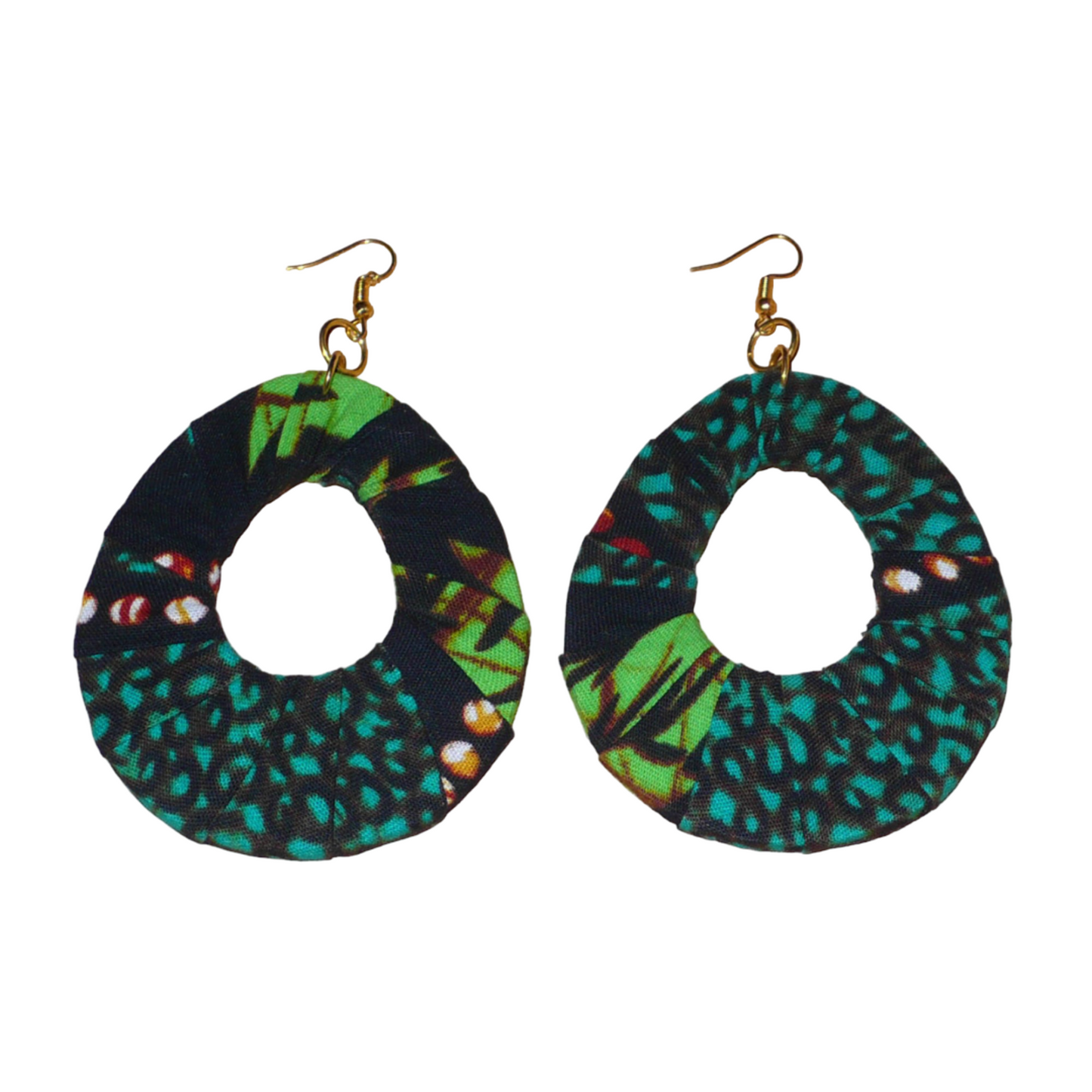 Boucles d'oreilles africaines surdimensionnées en forme de gouttes composées de tissu africain principalement vert et noir. Elles mesurent 10,5 cm de long et 6,5 cm de large et se portent avec des crochets en acier inoxydable sur des oreilles percées. 