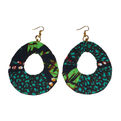 Boucles d'oreilles africaines surdimensionnées en forme de gouttes composées de tissu africain principalement vert et noir. Elles mesurent 10,5 cm de long et 6,5 cm de large et se portent avec des crochets en acier inoxydable sur des oreilles percées. 