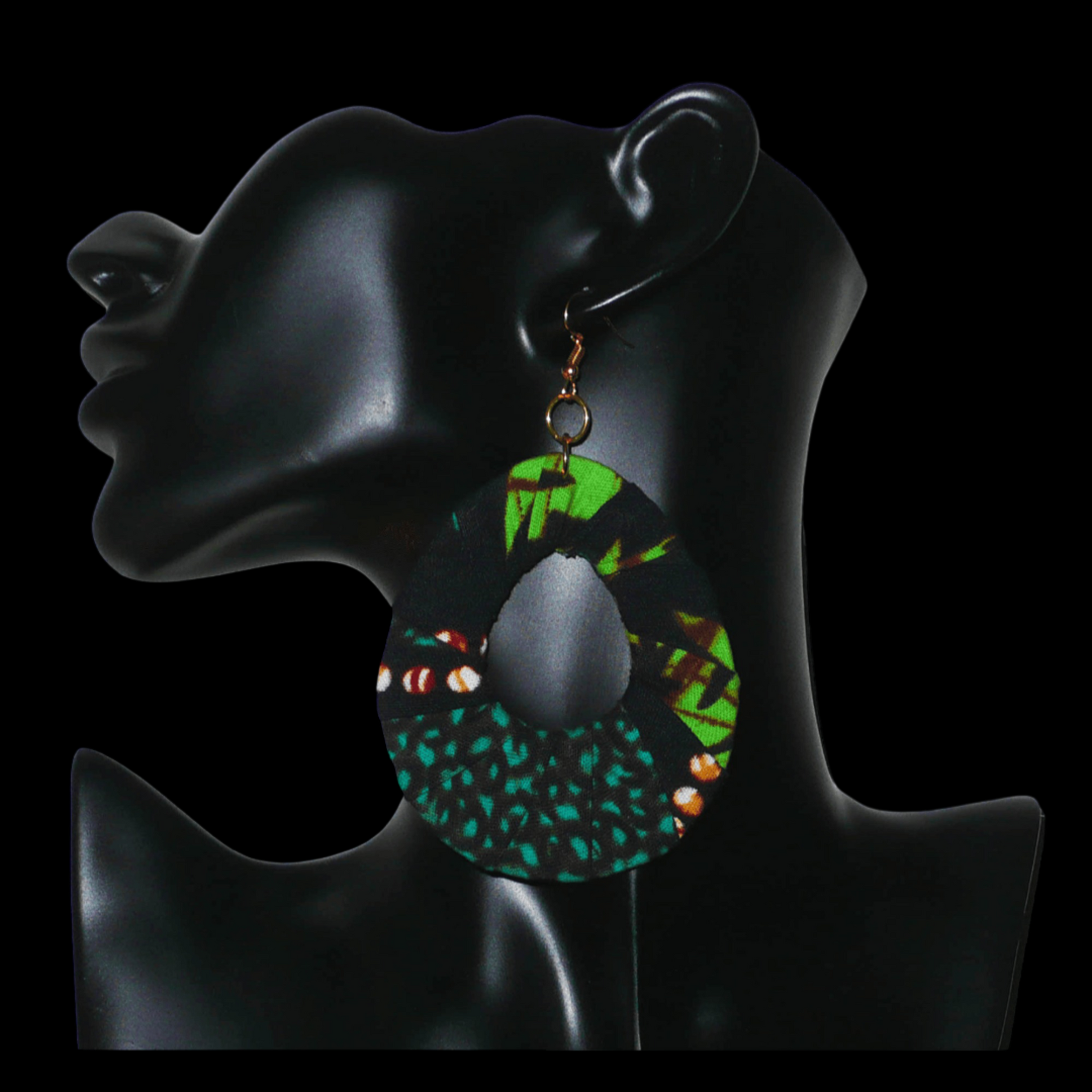 Boucles d'oreilles africaines surdimensionnées en forme de gouttes composées de tissu africain principalement vert et noir. Elles mesurent 10,5 cm de long et 6,5 cm de large et se portent avec des crochets en acier inoxydable sur des oreilles percées. 
