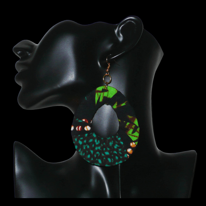 Boucles d'oreilles africaines surdimensionnées en forme de gouttes composées de tissu africain principalement vert et noir. Elles mesurent 10,5 cm de long et 6,5 cm de large et se portent avec des crochets en acier inoxydable sur des oreilles percées. 