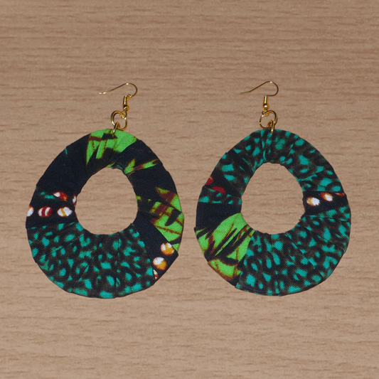 Boucles d'oreilles africaines surdimensionnées en forme de gouttes composées de tissu africain principalement vert et noir. Elles mesurent 10,5 cm de long et 6,5 cm de large et se portent avec des crochets en acier inoxydable sur des oreilles percées.