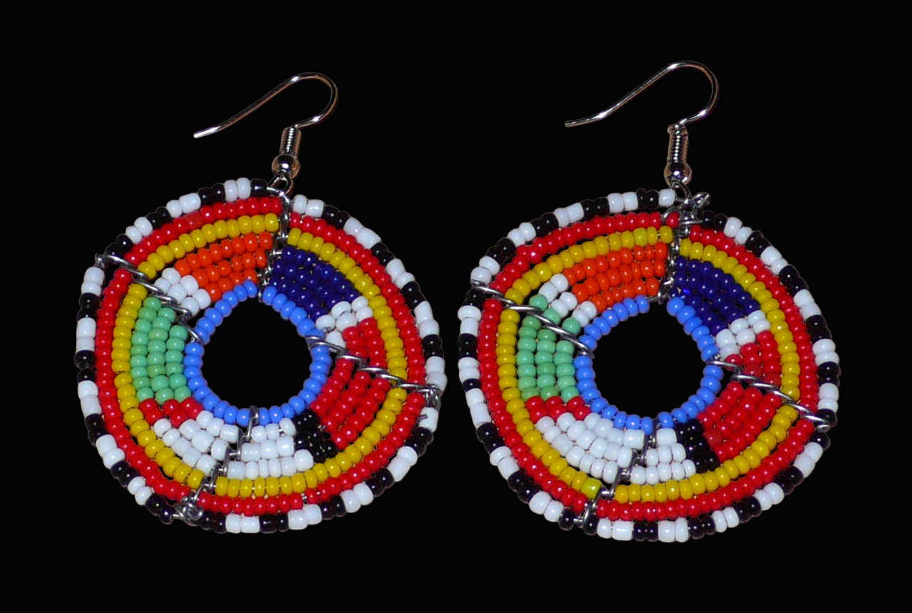 Boucles d'oreilles africaines Massai en perles de rocaille multicolores enfilées sur des structures circulaires en fils de fer. Elles mesurent 6,5 cm de long et 4,5 cm de large.
