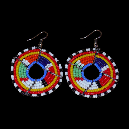 Boucles d'oreilles africaines Massai en perles de rocaille multicolores enfilées sur des structures circulaires en fils de fer. Elles mesurent 6,5 cm de long et 4,5 cm de large.