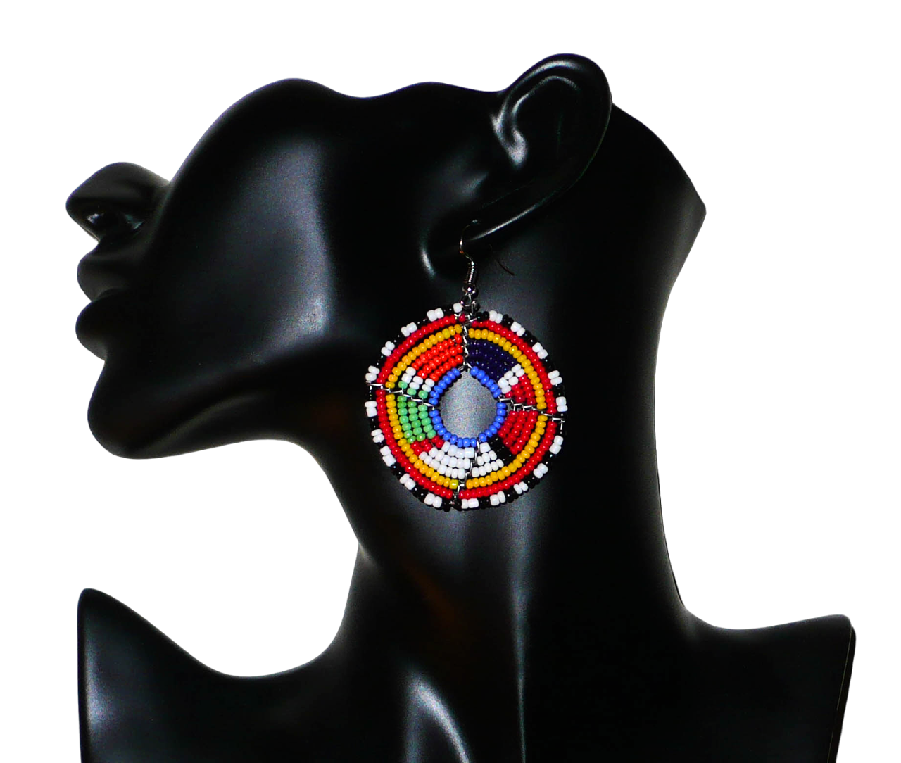 Boucles d'oreilles africaines Massai en perles de rocaille multicolores enfilées sur des structures circulaires en fils de fer. Elles mesurent 6,5 cm de long et 4,5 cm de large.