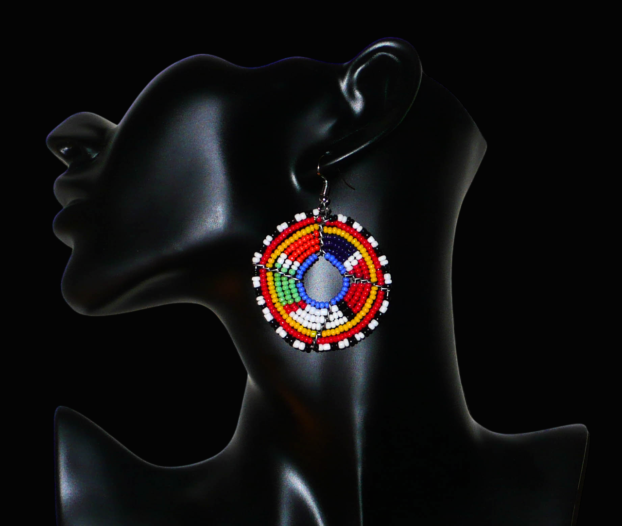 Boucles d'oreilles africaines Massai en perles de rocaille multicolores enfilées sur des structures circulaires en fils de fer. Elles mesurent 6,5 cm de long et 4,5 cm de large.