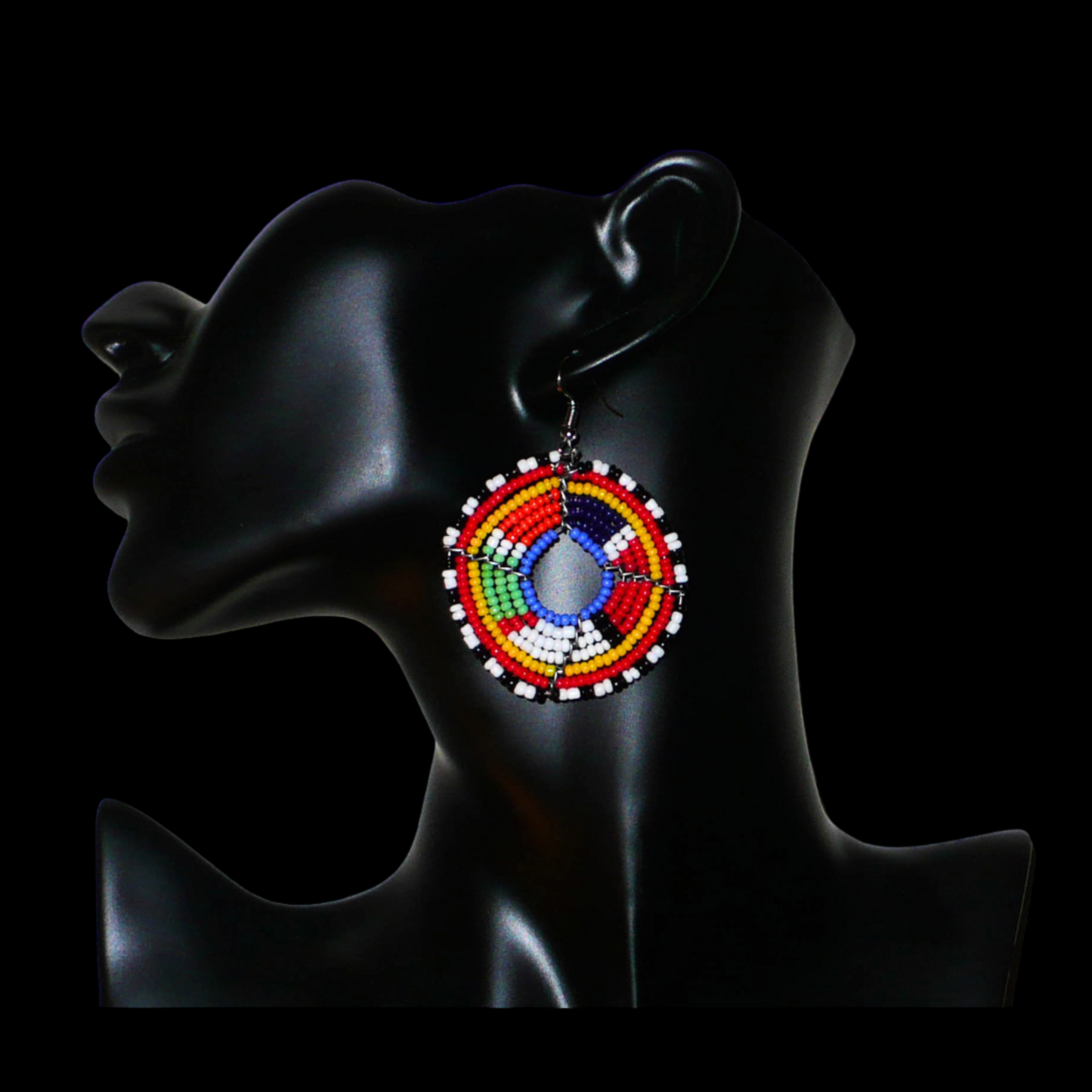 Boucles d'oreilles africaines Massai en perles de rocaille multicolores enfilées sur des structures circulaires en fils de fer. Elles mesurent 6,5 cm de long et 4,5 cm de large.