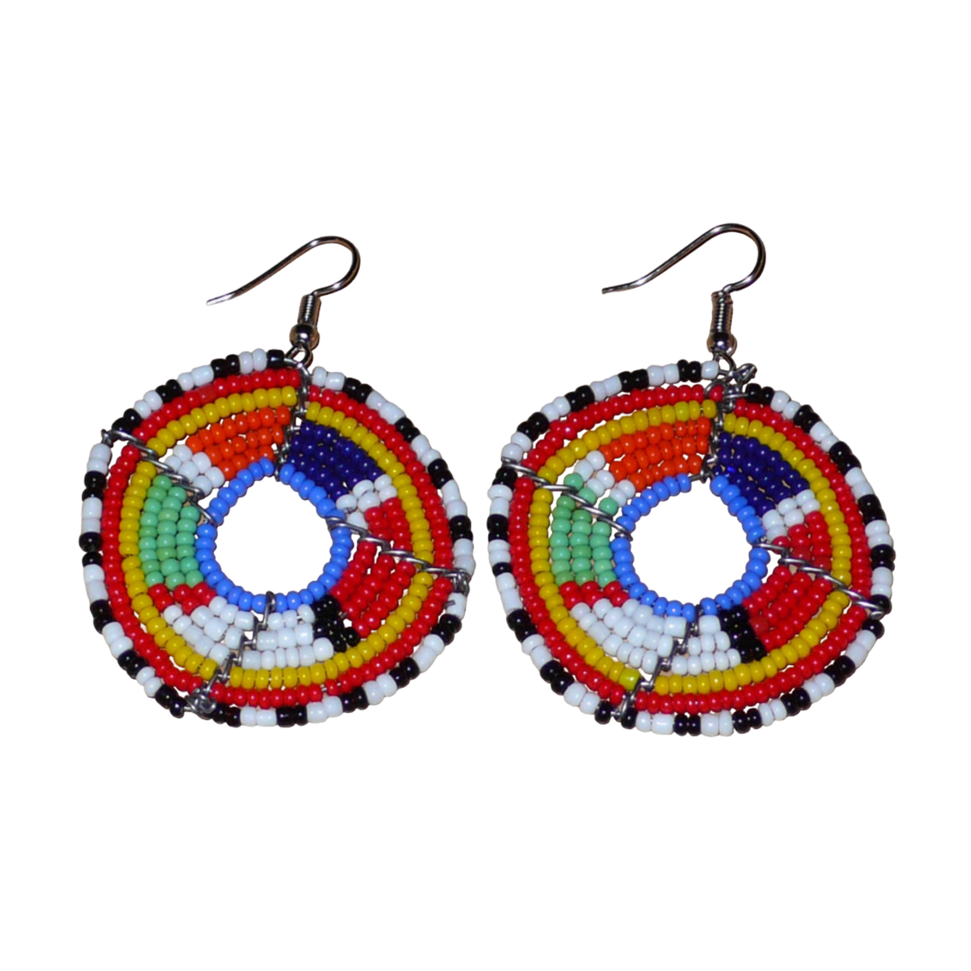 Boucles d'oreilles africaines Massai en perles de rocaille multicolores enfilées sur des structures circulaires en fils de fer. Elles mesurent 6,5 cm de long et 4,5 cm de large.