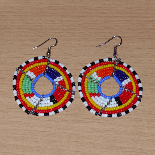 Boucles d'oreilles africaines Massai en perles de rocaille multicolores enfilées sur des structures circulaires en fils de fer. Elles mesurent 6,5 cm de long et 4,5 cm de large.