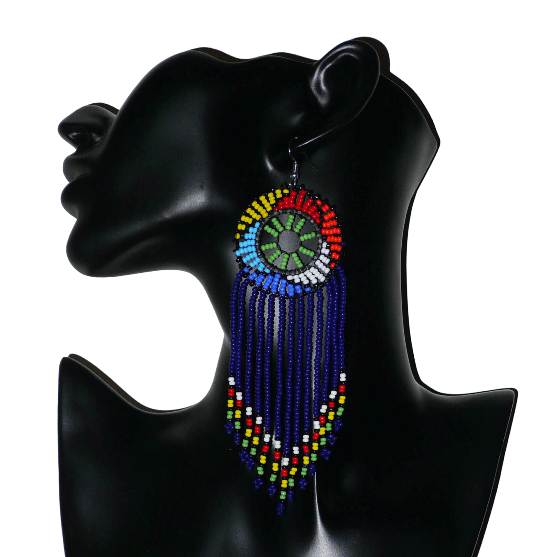 Boucles d'oreilles ethniques à franges fabriquées en Afrique du Sud composées de perles de rocaille bleu foncé, vertes et multicolores ; elles mesurent 14.5 cm de long et 4.5 cm de large.