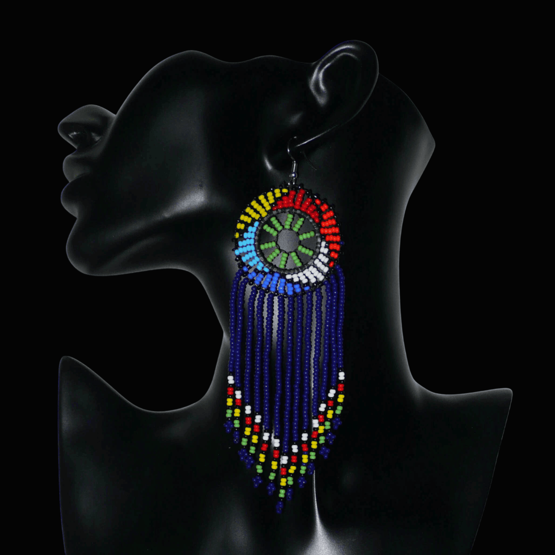 Boucles d'oreilles ethniques à franges fabriquées en Afrique du Sud composées de perles de rocaille bleu foncé, vertes et multicolores ; elles mesurent 14.5 cm de long et 4.5 cm de large.