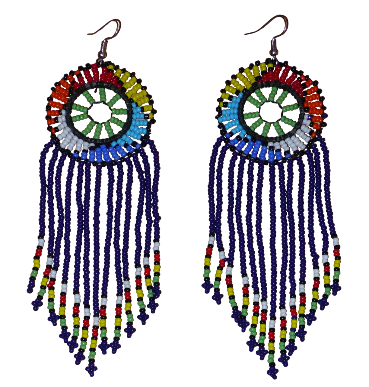 Boucles d'oreilles ethniques à franges fabriquées en Afrique du Sud composées de perles de rocaille bleu foncé, vertes et multicolores ; elles mesurent 14.5 cm de long et 4.5 cm de large.