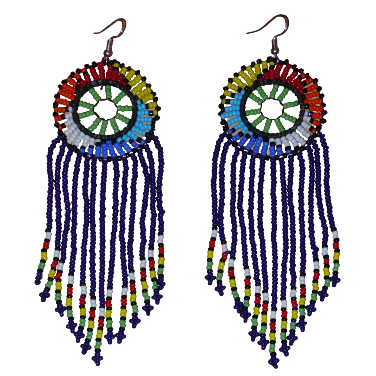Boucles d'oreilles ethniques à franges fabriquées en Afrique du Sud composées de perles de rocaille bleu foncé, vertes et multicolores ; elles mesurent 14.5 cm de long et 4.5 cm de large.