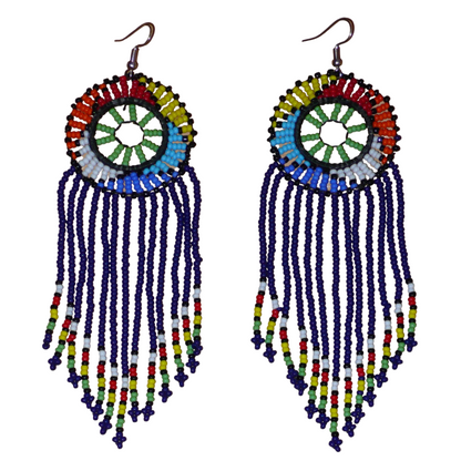 Boucles d'oreilles ethniques à franges fabriquées en Afrique du Sud composées de perles de rocaille bleu foncé, vertes et multicolores ; elles mesurent 14.5 cm de long et 4.5 cm de large.