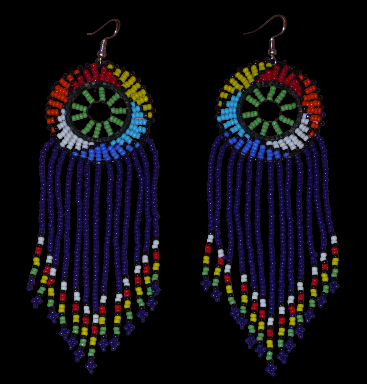 Boucles d'oreilles ethniques à franges fabriquées en Afrique du Sud composées de perles de rocaille bleu foncé, vertes et multicolores ; elles mesurent 14.5 cm de long et 4.5 cm de large.