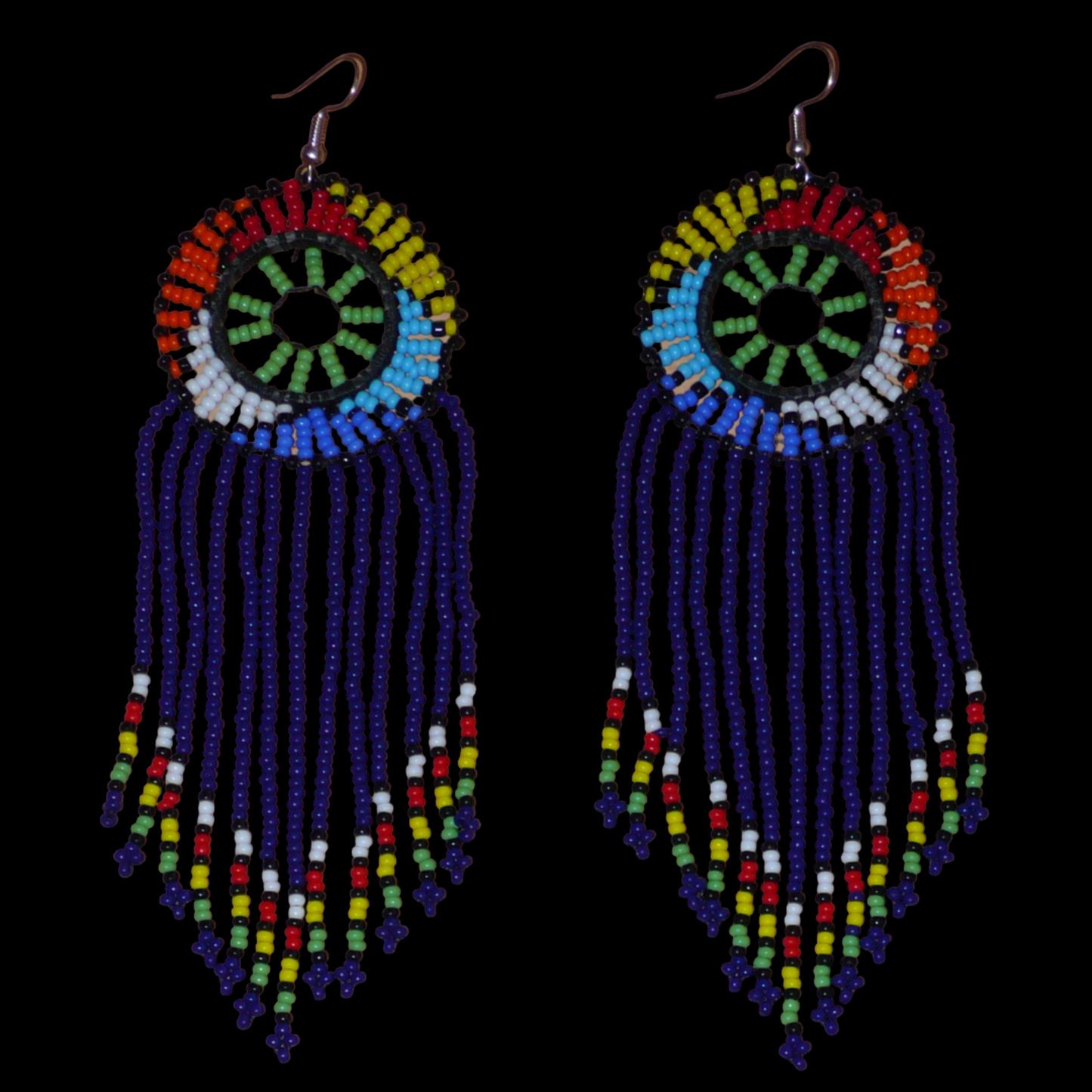 Boucles d'oreilles ethniques à franges fabriquées en Afrique du Sud composées de perles de rocaille bleu foncé, vertes et multicolores ; elles mesurent 14.5 cm de long et 4.5 cm de large.