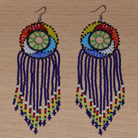 Boucles d'oreilles ethniques à franges fabriquées en Afrique du Sud composées de perles de rocaille bleu foncé, vertes et multicolores ; elles mesurent 14.5 cm de long et 4.5 cm de large.