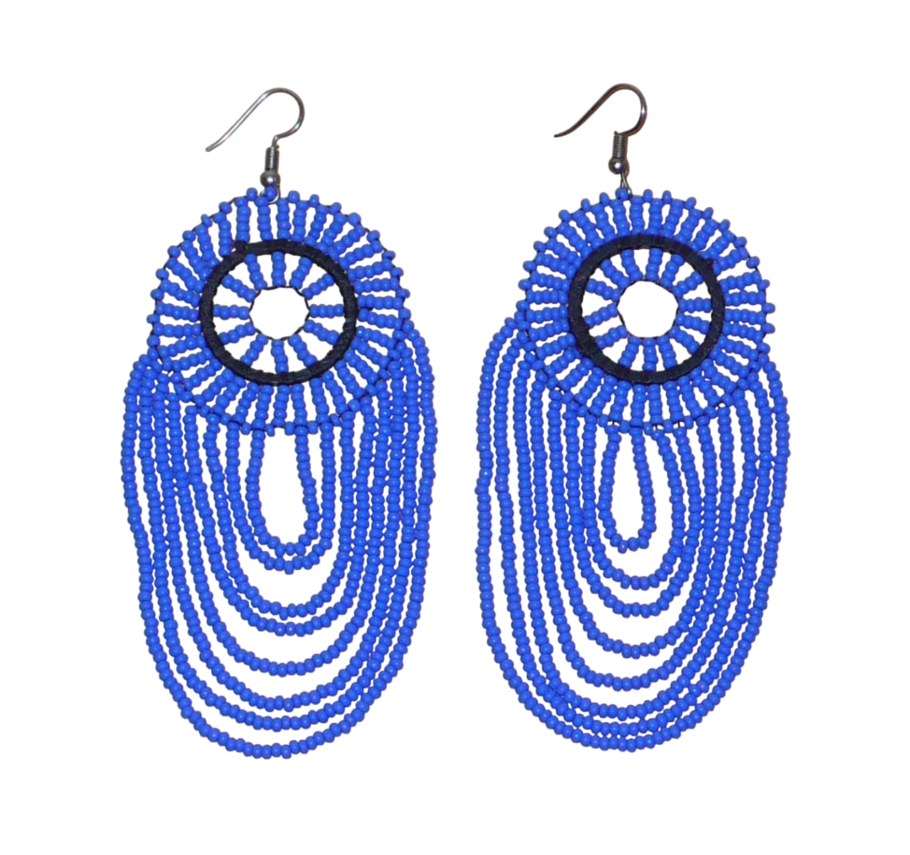 Longues boucles d'oreilles sud-africaines à franges perlées : de tradition artisanale zouloue, elles se composent d'un tissage de perles de rocaille bleues enfilées sur des fils de nylon fixés à un cercle de plastique noir. Cette paire de boucles d'oreilles aux accents ethniques mesure 12 cm de long et 4.5 cm de large et se porte avec des crochets en acier inoxydable sur des oreilles percées.