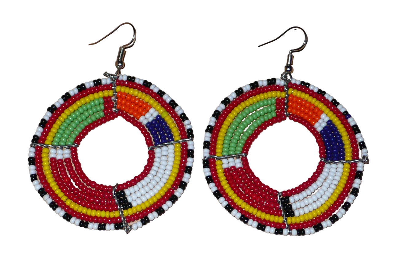 Boucles d'oreilles africaines rondes aux motifs et couleurs Massai composées de perles de rocaille rouges et multicolores enfilées sur sept rangées de fils de fer montés en forme de cercles. Elles mesurent 7,5 cm de long et 5,5 cm de large et se portent avec des crochets en acier inoxydable sur des oreilles percées.