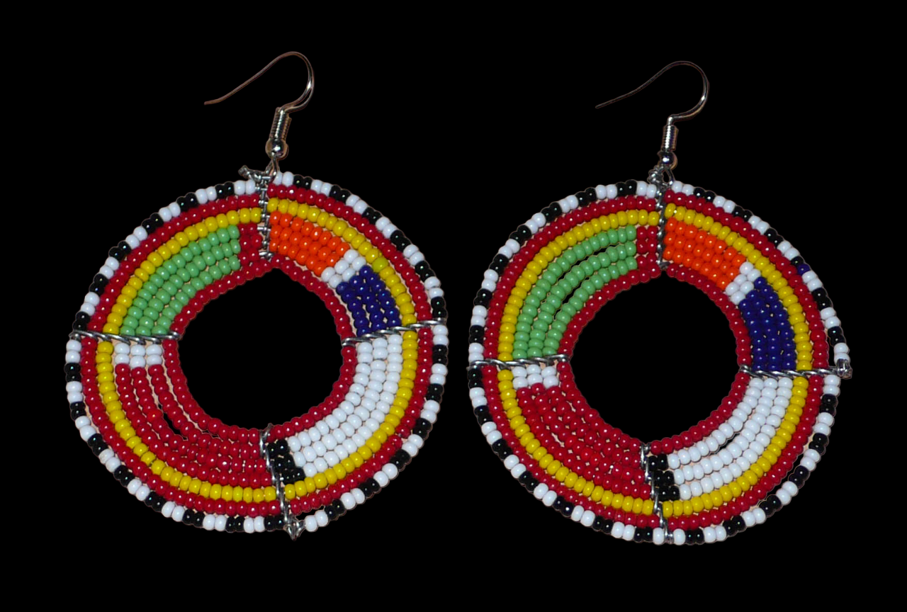 Boucles d'oreilles africaines rondes aux motifs et couleurs Massai composées de perles de rocaille rouges et multicolores enfilées sur sept rangées de fils de fer montés en forme de cercles. Elles mesurent 7,5 cm de long et 5,5 cm de large et se portent avec des crochets en acier inoxydable sur des oreilles percées.