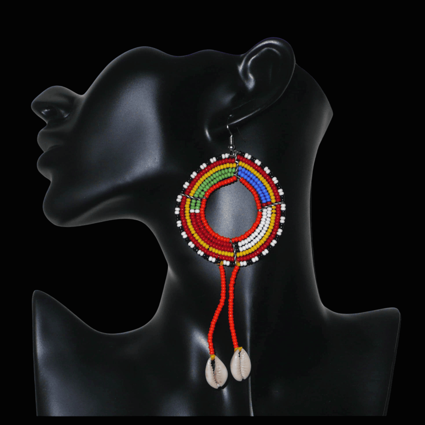 Longues boucles d'oreilles africaines Massai rondes en perles de rocaille orange et multicolores, prolongées de franges perlées ornées de coquillages cauris. Elles mesurent 12,5 cm de long et 5,5 cm de large.