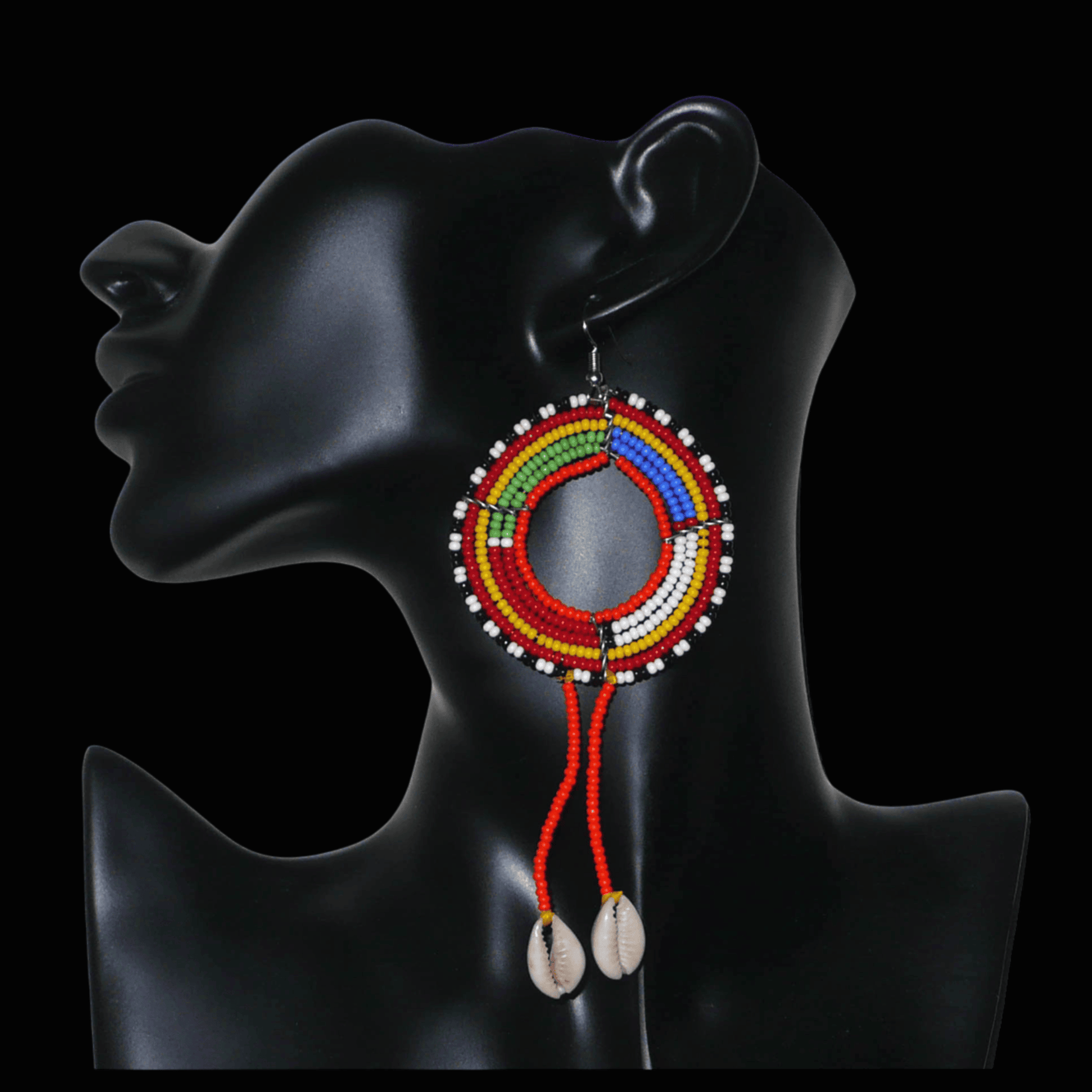 Longues boucles d'oreilles africaines Massai rondes en perles de rocaille orange et multicolores, prolongées de franges perlées ornées de coquillages cauris. Elles mesurent 12,5 cm de long et 5,5 cm de large.