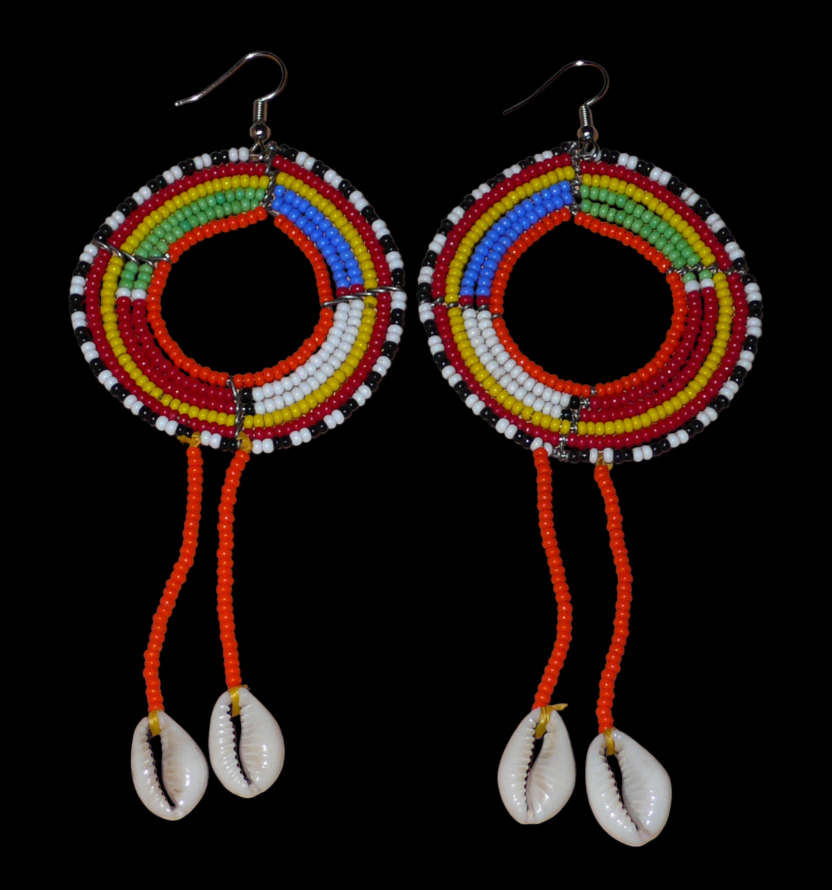 Longues boucles d'oreilles africaines Massai rondes en perles de rocaille orange et multicolores, prolongées de franges perlées ornées de coquillages cauris. Elles mesurent 12,5 cm de long et 5,5 cm de large.