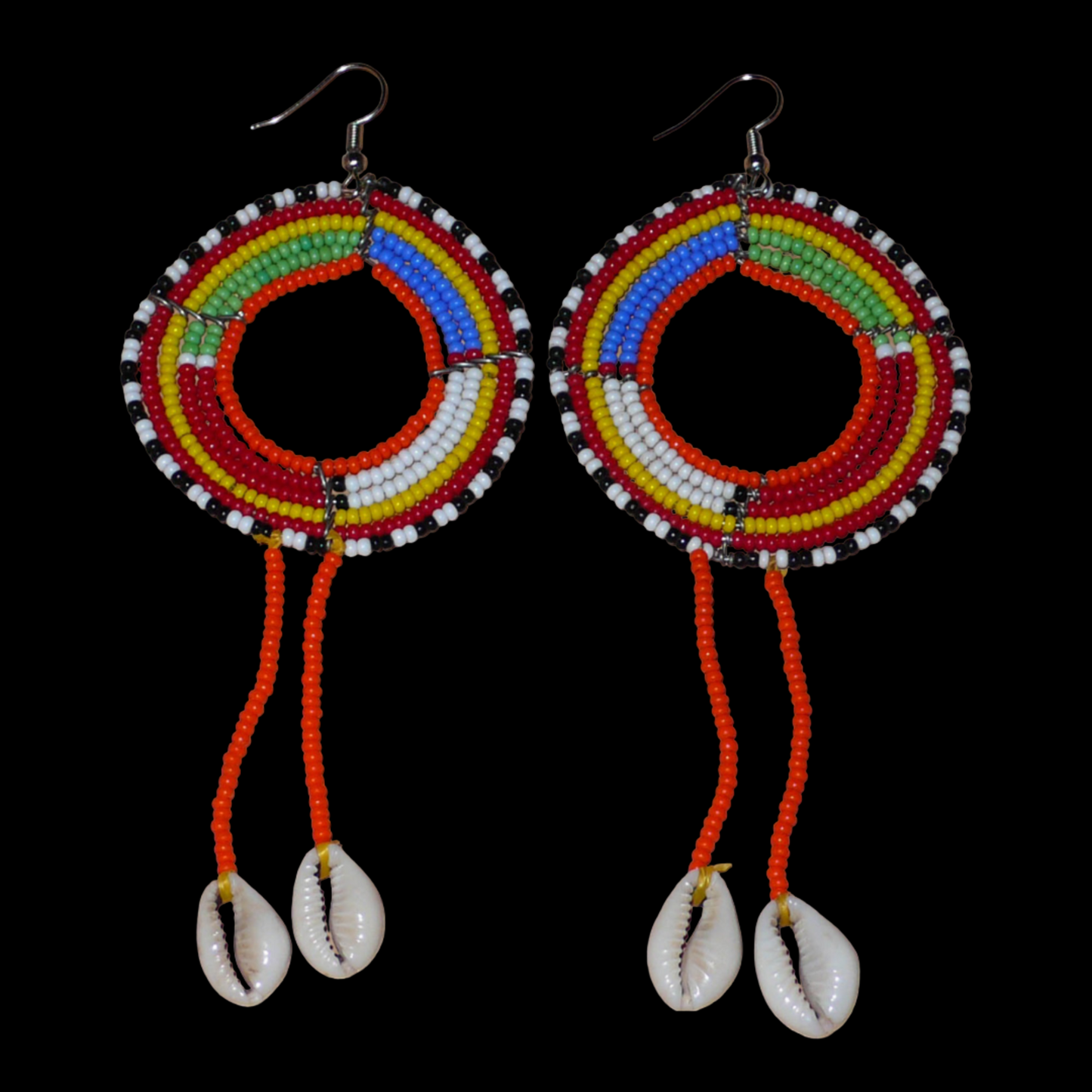 Longues boucles d'oreilles africaines Massai rondes en perles de rocaille orange et multicolores, prolongées de franges perlées ornées de coquillages cauris. Elles mesurent 12,5 cm de long et 5,5 cm de large.