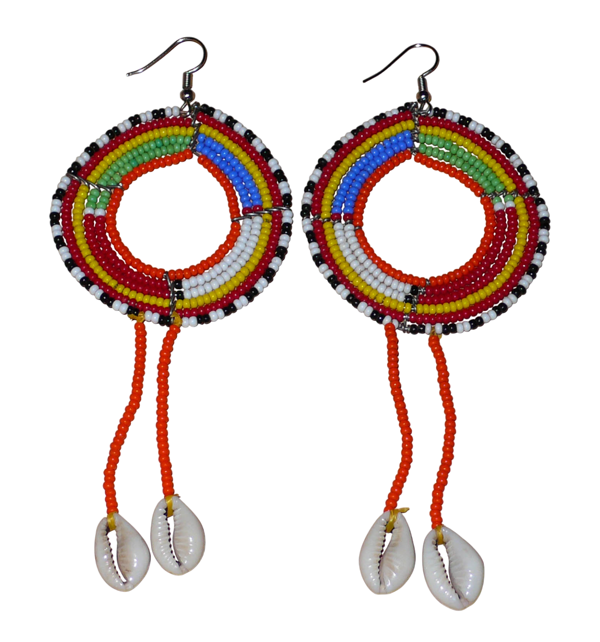 Longues boucles d'oreilles africaines Massai rondes en perles de rocaille orange et multicolores, prolongées de franges perlées ornées de coquillages cauris. Elles mesurent 12,5 cm de long et 5,5 cm de large.