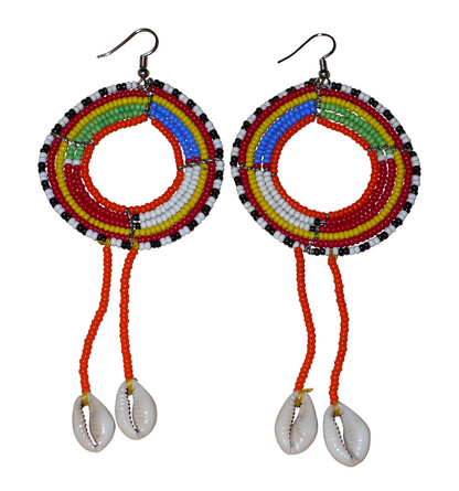 Longues boucles d'oreilles africaines Massai rondes en perles de rocaille orange et multicolores, prolongées de franges perlées ornées de coquillages cauris. Elles mesurent 12,5 cm de long et 5,5 cm de large.