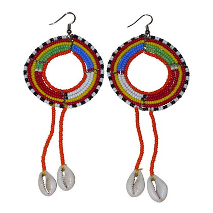 Longues boucles d'oreilles africaines Massai rondes en perles de rocaille orange et multicolores, prolongées de franges perlées ornées de coquillages cauris. Elles mesurent 12,5 cm de long et 5,5 cm de large.