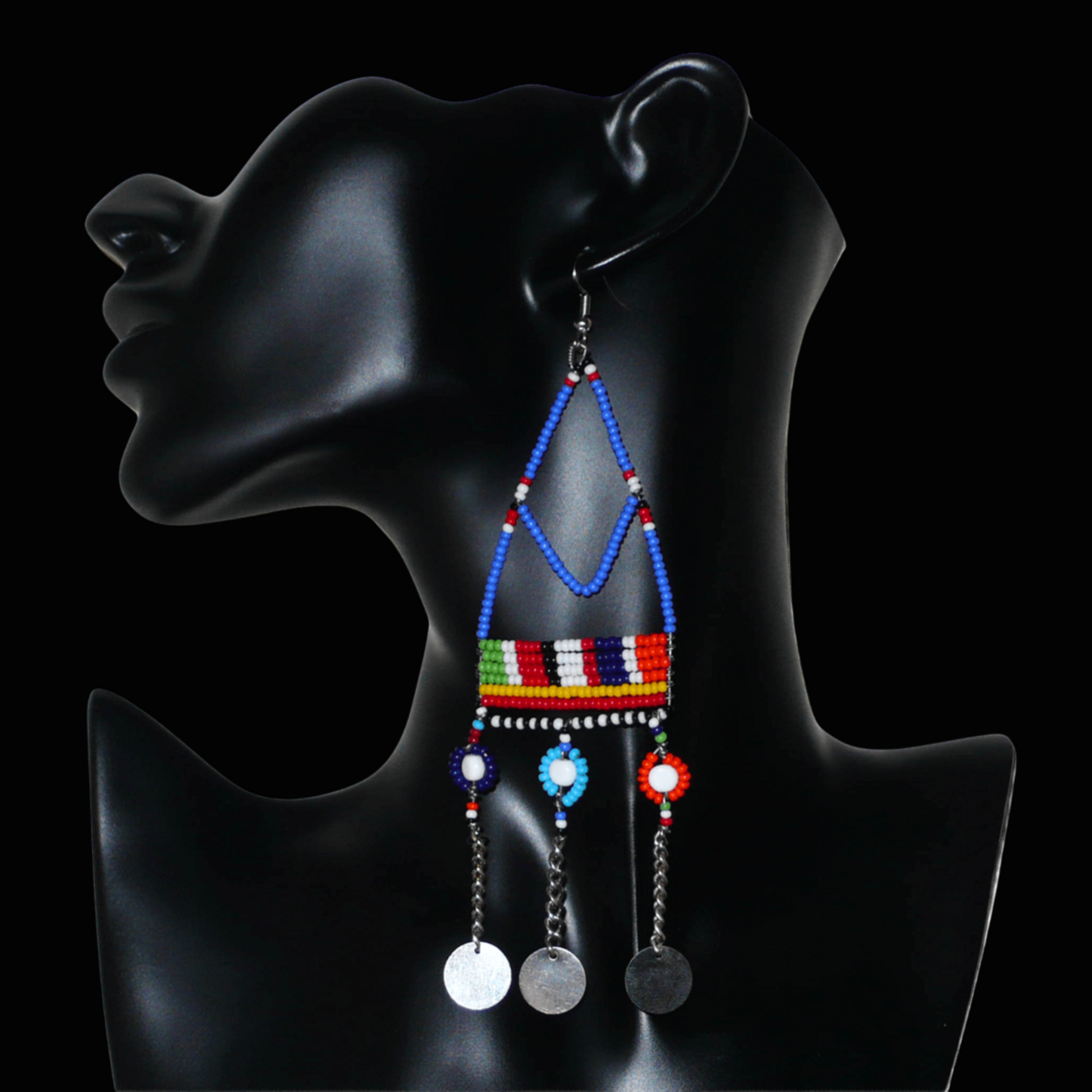 Boucles d'oreilles africaines Massai composées de perles de rocaille bleues et multicolores et de perles en plastique enfilées sur des structures à formes géométriques en fils de fer, et se prolongent de chaînettes décorées de disques métalliques. Surdimensionnées, elles mesurent 14.5 cm de long et se portent sur des oreilles percées.