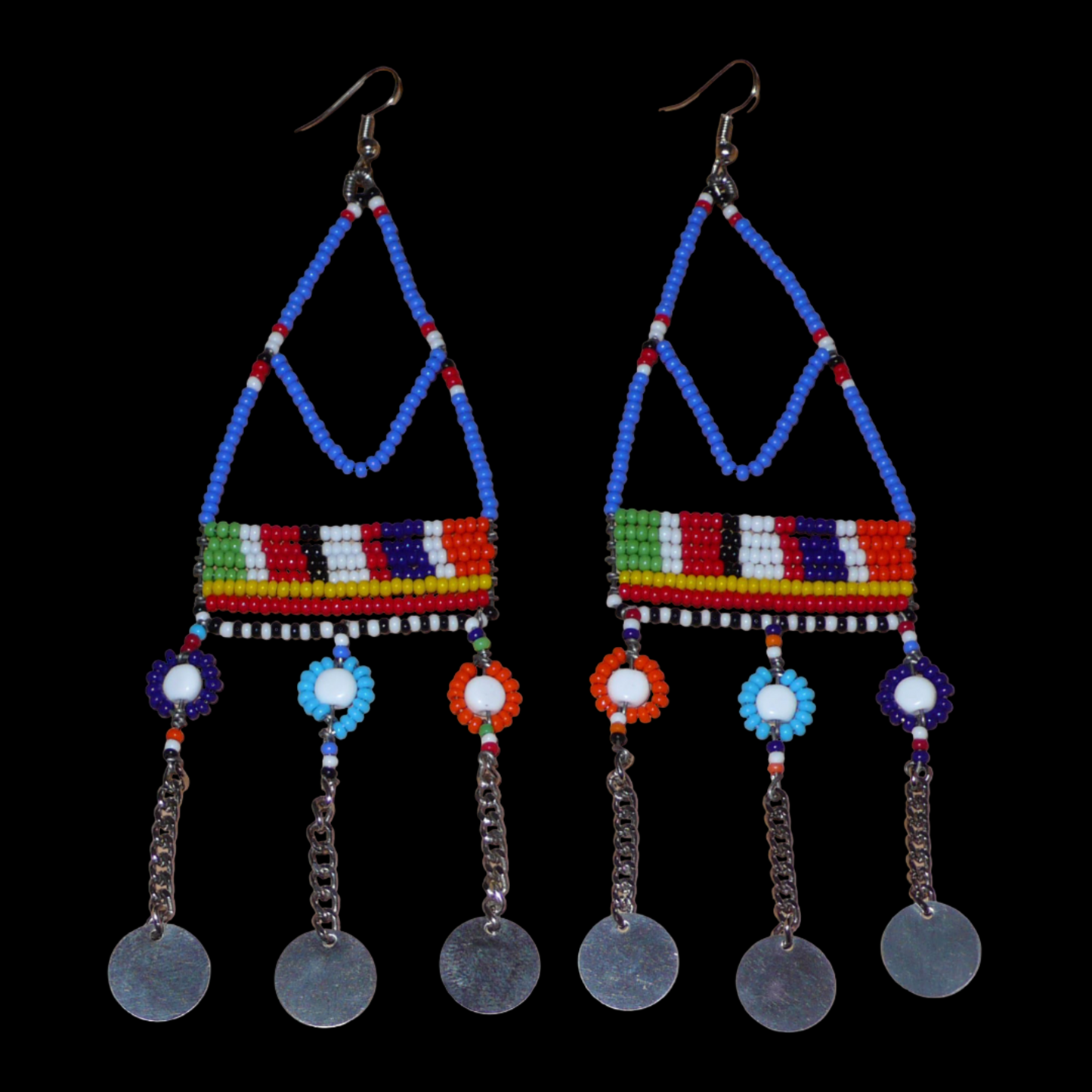 Boucles d'oreilles africaines Massai composées de perles de rocaille bleues et multicolores et de perles en plastique enfilées sur des structures à formes géométriques en fils de fer, et se prolongent de chaînettes décorées de disques métalliques. Surdimensionnées, elles mesurent 14.5 cm de long et se portent sur des oreilles percées.