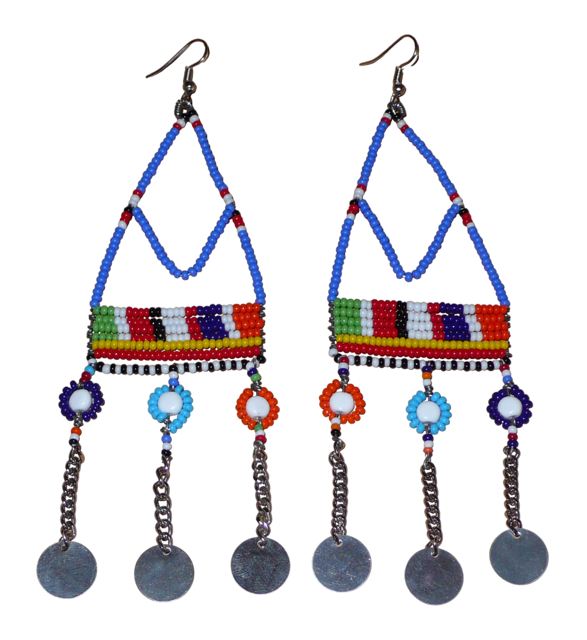 Boucles d'oreilles africaines Massai composées de perles de rocaille bleues et multicolores et de perles en plastique enfilées sur des structures à formes géométriques en fils de fer, et se prolongent de chaînettes décorées de disques métalliques. Surdimensionnées, elles mesurent 14.5 cm de long et se portent sur des oreilles percées.