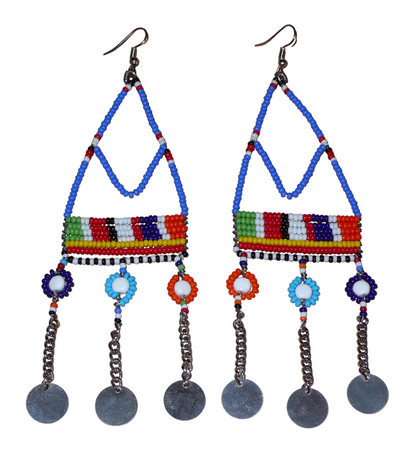 Boucles d'oreilles africaines Massai composées de perles de rocaille bleues et multicolores et de perles en plastique enfilées sur des structures à formes géométriques en fils de fer, et se prolongent de chaînettes décorées de disques métalliques. Surdimensionnées, elles mesurent 14.5 cm de long et se portent sur des oreilles percées.
