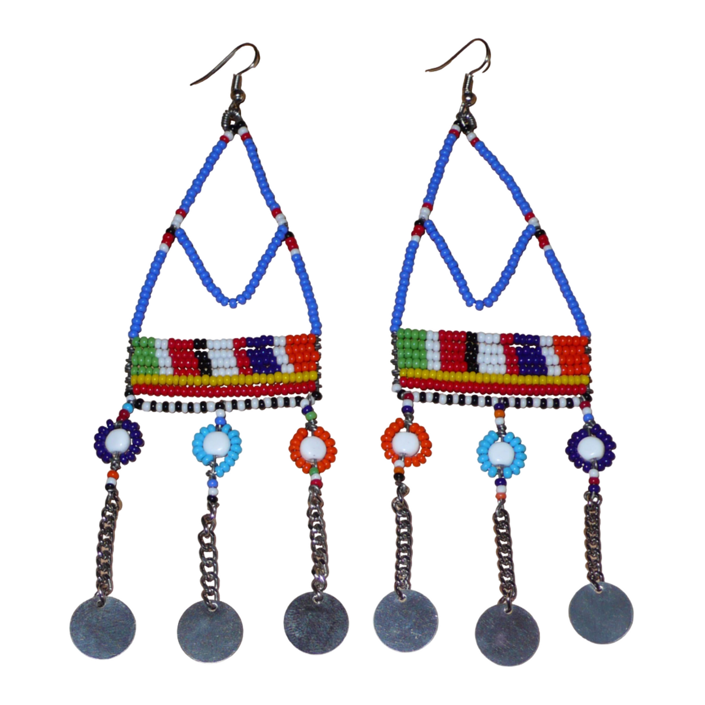 Boucles d'oreilles africaines Massai composées de perles de rocaille bleues et multicolores et de perles en plastique enfilées sur des structures à formes géométriques en fils de fer, et se prolongent de chaînettes décorées de disques métalliques. Surdimensionnées, elles mesurent 14.5 cm de long et se portent sur des oreilles percées.