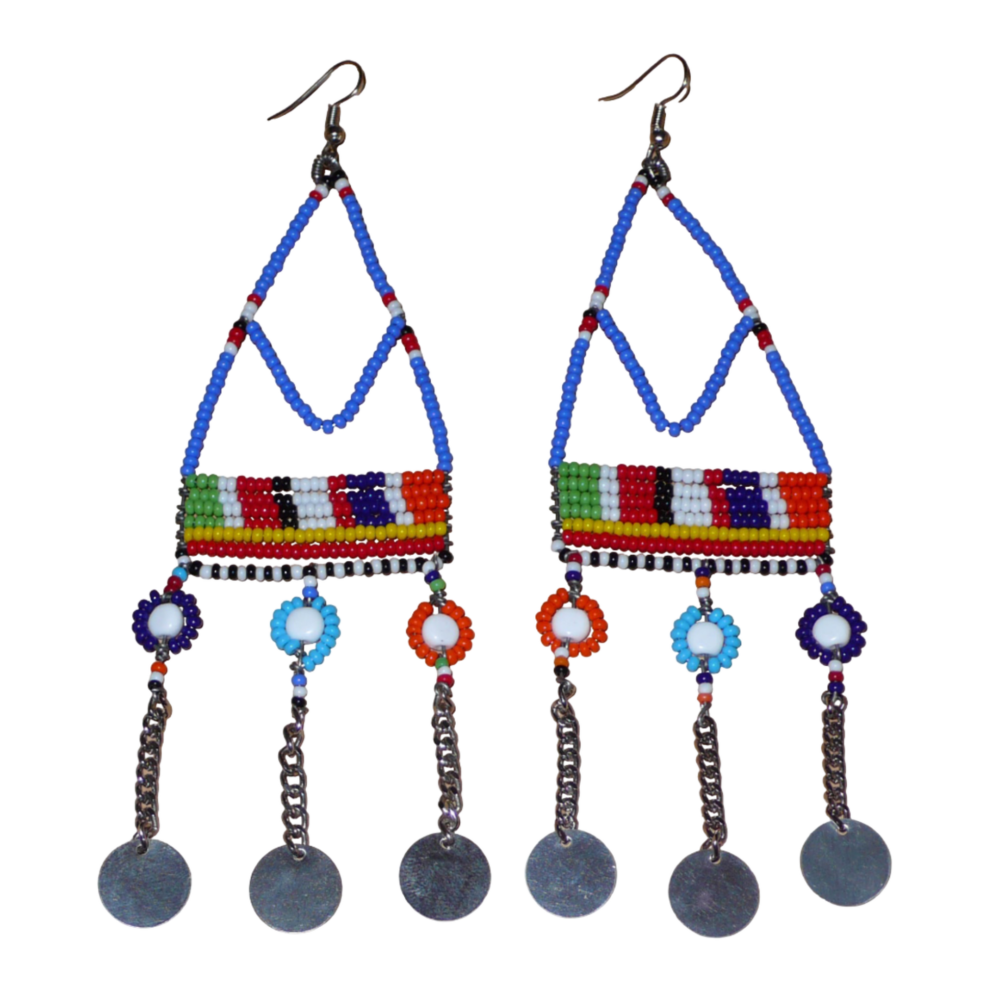 Boucles d'oreilles africaines Massai composées de perles de rocaille bleues et multicolores et de perles en plastique enfilées sur des structures à formes géométriques en fils de fer, et se prolongent de chaînettes décorées de disques métalliques. Surdimensionnées, elles mesurent 14.5 cm de long et se portent sur des oreilles percées.