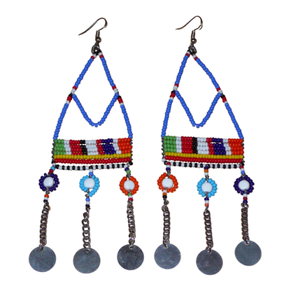 Boucles d'oreilles africaines Massai composées de perles de rocaille bleues et multicolores et de perles en plastique enfilées sur des structures à formes géométriques en fils de fer, et se prolongent de chaînettes décorées de disques métalliques. Surdimensionnées, elles mesurent 14.5 cm de long et se portent sur des oreilles percées.