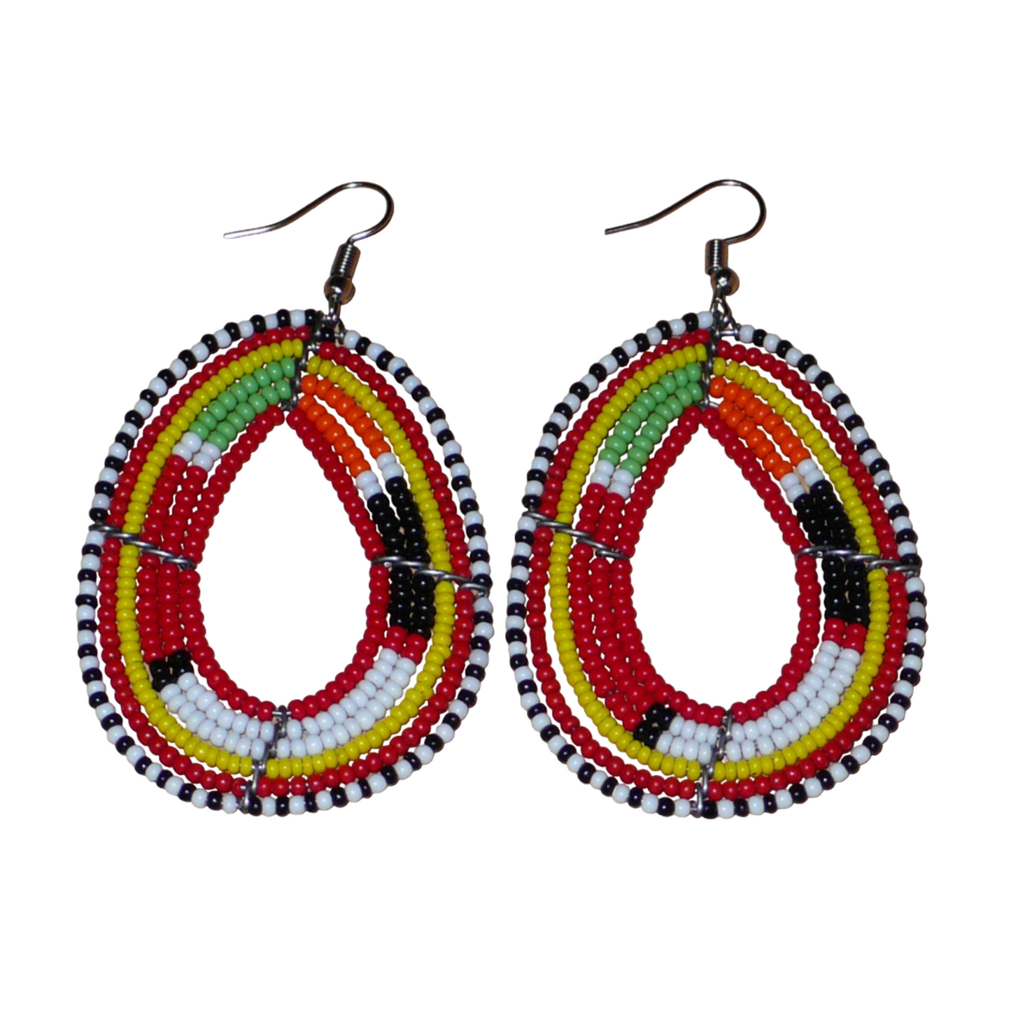Boucles d'oreilles africaines aux motifs traditionnels Massai composées de perles de rocaille rouges et multicolores enfilées sur des fils de fer montés en forme de gouttes. Elles mesurent 7,5 cm de long et 4 cm de large et se portent avec des crochets en acier inoxydable.