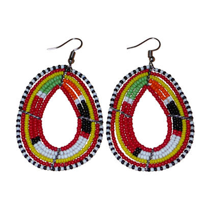 Boucles d'oreilles africaines aux motifs traditionnels Massai composées de perles de rocaille rouges et multicolores enfilées sur des fils de fer montés en forme de gouttes. Elles mesurent 7,5 cm de long et 4 cm de large et se portent avec des crochets en acier inoxydable.