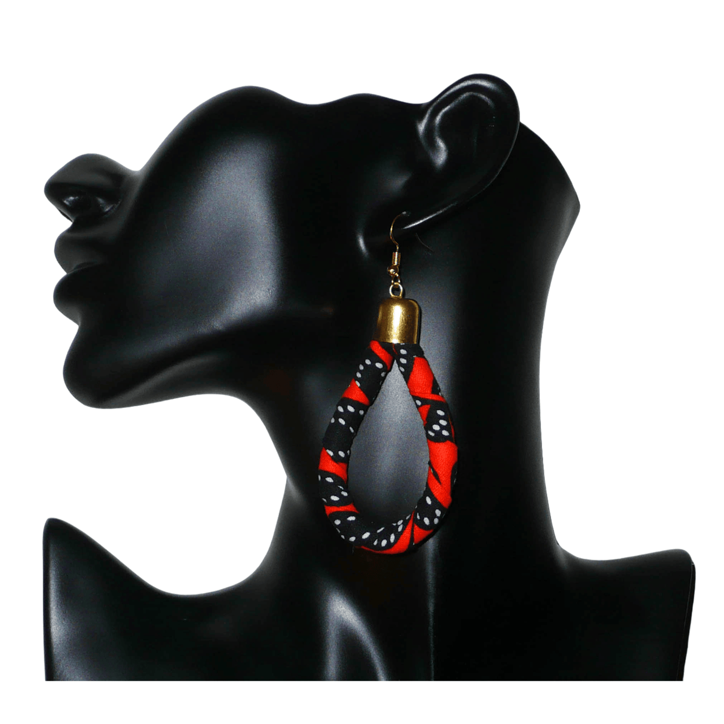 Longues boucles d'oreilles africaines tubulaires en forme de gouttes composées de bandes de tissu africain orange et noir avec des touches de blanc. Elles mesurent 9 cm de long et 4 cm de large et se portent avec des crochets en acier inoxydable sur des oreilles percées.
