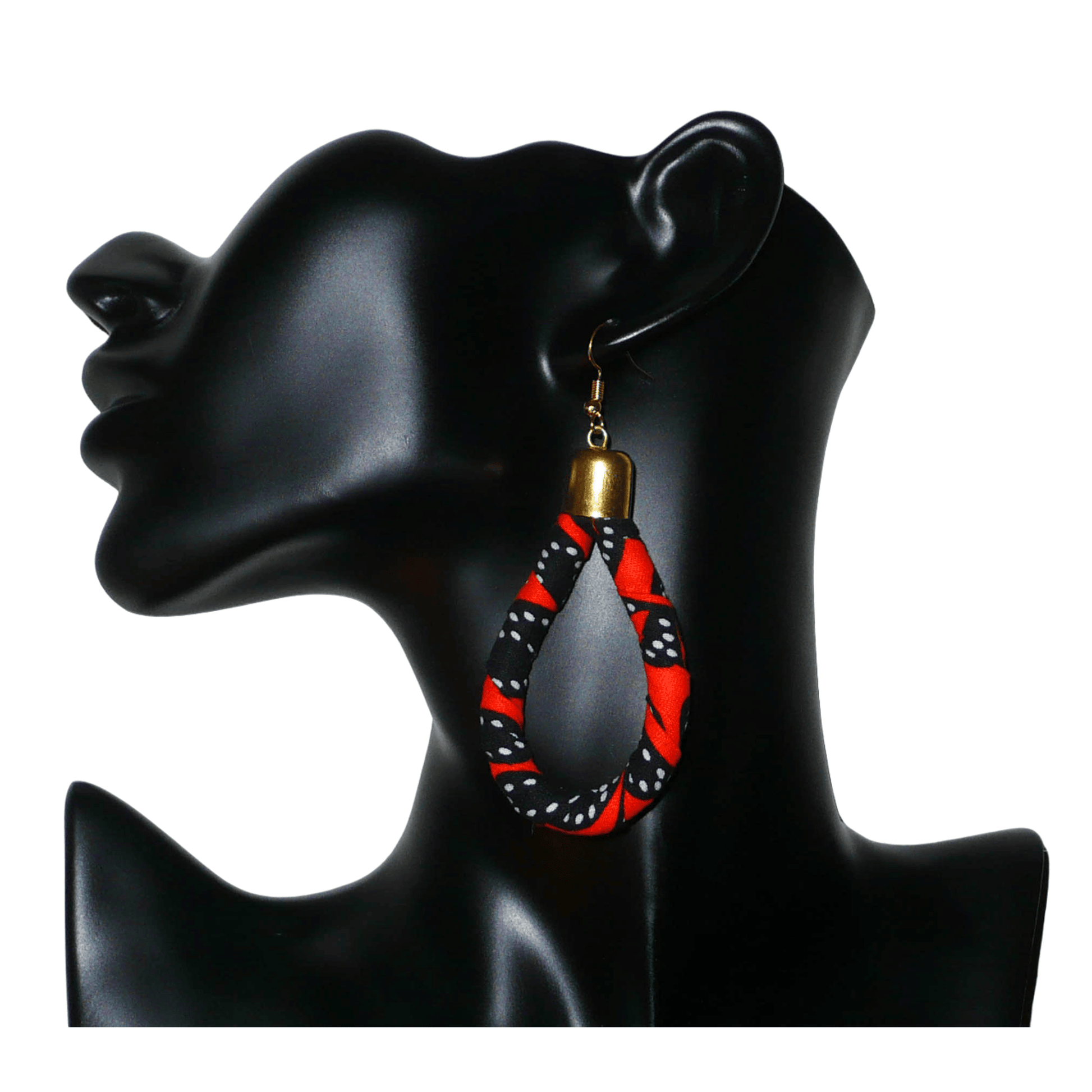 Longues boucles d'oreilles africaines tubulaires en forme de gouttes composées de bandes de tissu africain orange et noir avec des touches de blanc. Elles mesurent 9 cm de long et 4 cm de large et se portent avec des crochets en acier inoxydable sur des oreilles percées.