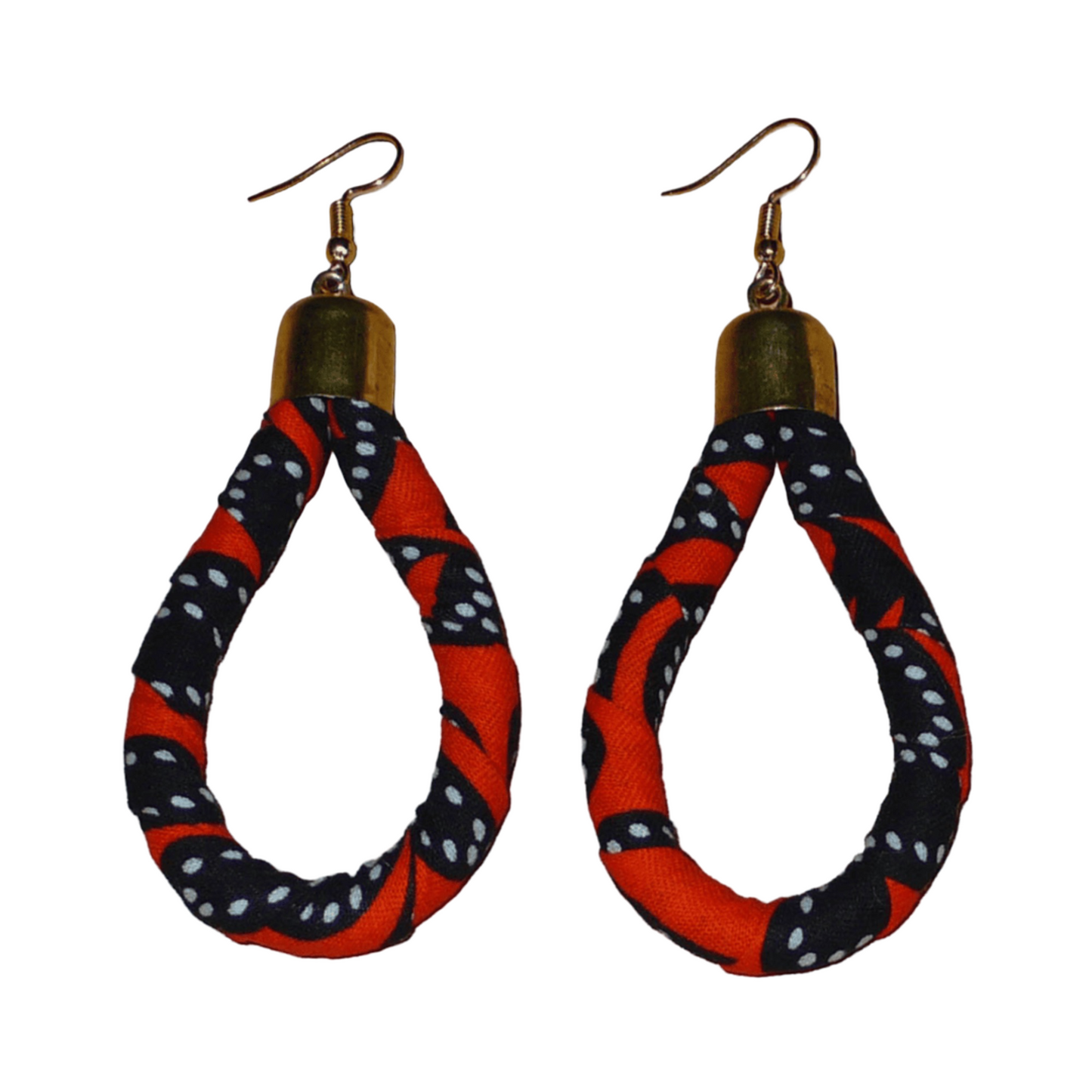 Longues boucles d'oreilles africaines tubulaires en forme de gouttes composées de bandes de tissu africain orange et noir avec des touches de blanc. Elles mesurent 9 cm de long et 4 cm de large et se portent avec des crochets en acier inoxydable sur des oreilles percées.