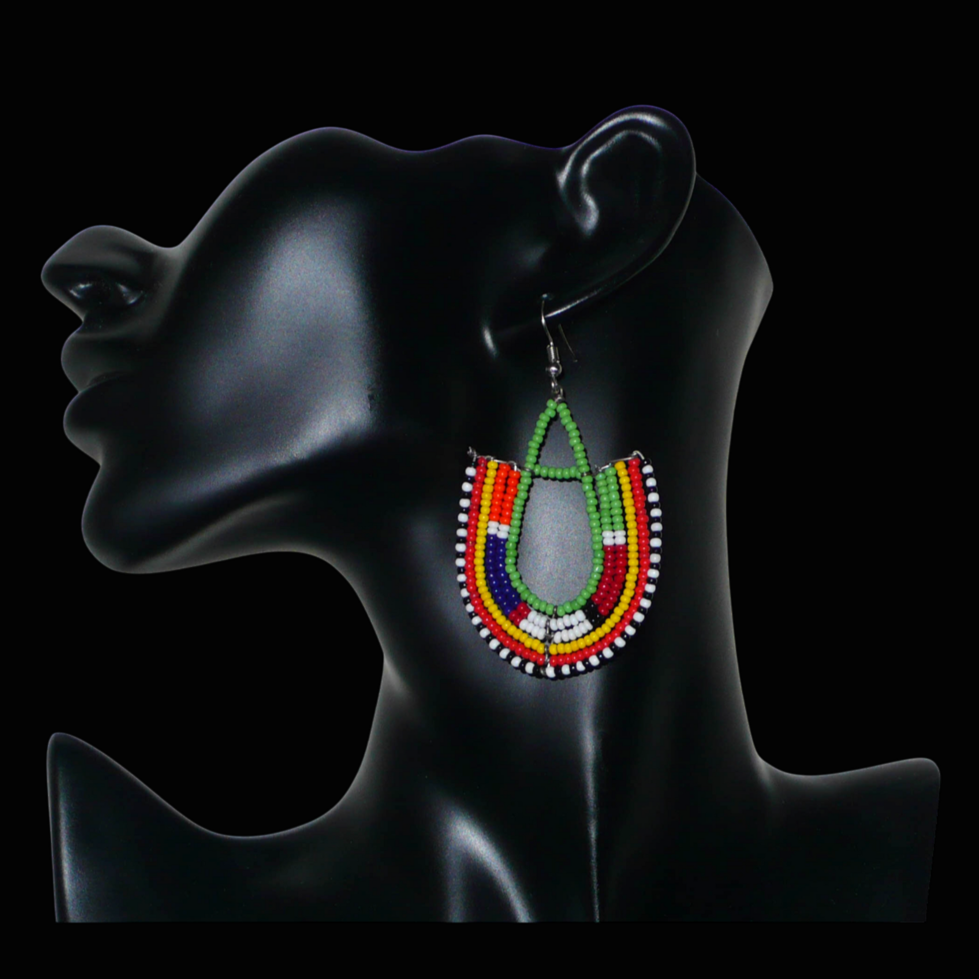 Boucles d'oreilles ethniques en forme d'ancres, confectionnées à la main par des artisans passionnés, composées de perles de rocaille vertes et multicolores glissées sur des structures géométriques en fils de fer. Elles mesurent 7.5 cm de long et 4.5 cm de large et se portent avec des crochets en acier inoxydable sur des oreilles percées. 