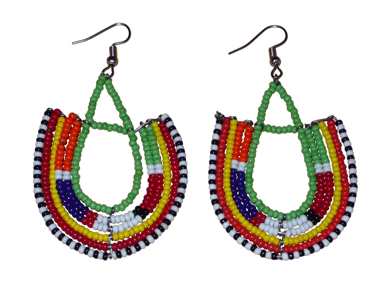 Boucles d'oreilles ethniques en forme d'ancres, confectionnées à la main par des artisans passionnés, composées de perles de rocaille vertes et multicolores glissées sur des structures géométriques en fils de fer. Elles mesurent 7.5 cm de long et 4.5 cm de large et se portent avec des crochets en acier inoxydable sur des oreilles percées. 