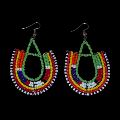 Boucles d'oreilles ethniques en forme d'ancres, confectionnées à la main par des artisans passionnés, composées de perles de rocaille vertes et multicolores glissées sur des structures géométriques en fils de fer. Elles mesurent 7.5 cm de long et 4.5 cm de large et se portent avec des crochets en acier inoxydable sur des oreilles percées. 